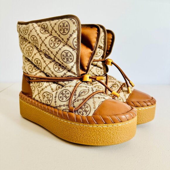 NEW TORY BURCH T SIGNATURE QUILTED CANVAS AND LEATHER SLEEPING BAG BOOTS - Picture 1 of 10